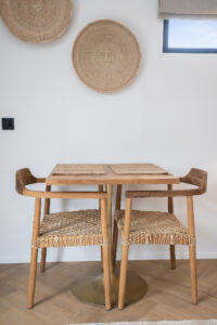 Werkplek en eettafel in het chalet van B& Bij ons in het bos in Bergen op Zoom