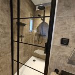 Luxe badkamer met krachtige douche in het chalet van B&B Bij ons in het bos in Bergen op Zoom