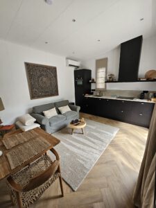 Sfeervolle woonkamer met volledig ingerichte keuken in het chalet van B&B Bij ons in het bos in Bergen op Zoom - vakantiewoning Brabant