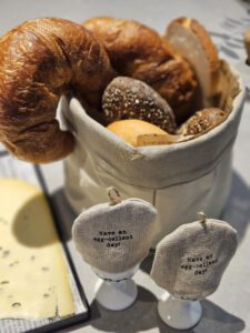 Een vers ontbijt in vakantiehuis bed en breakfast Bij ons in het bos met volledig ingerichte keuken in Bergen op Zoom in Noord-Brabant, Zeeland