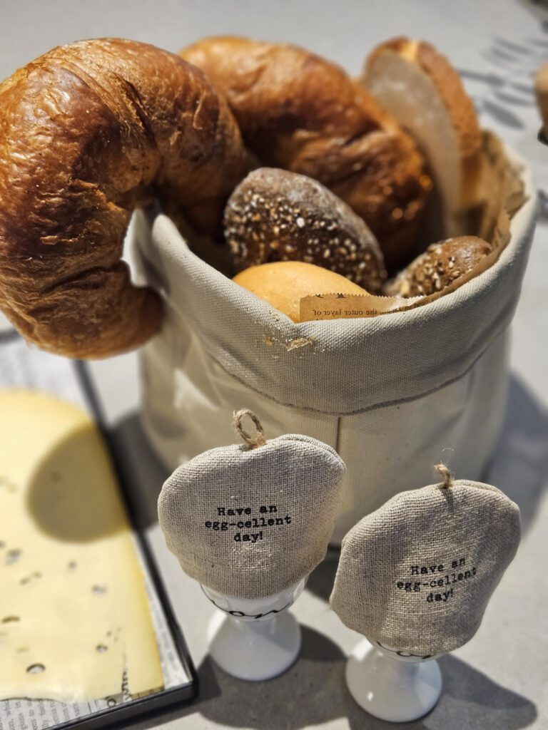 Een vers ontbijt in vakantiehuis bed en breakfast Bij ons in het bos met volledig ingerichte keuken in Bergen op Zoom in Noord-Brabant, Zeeland