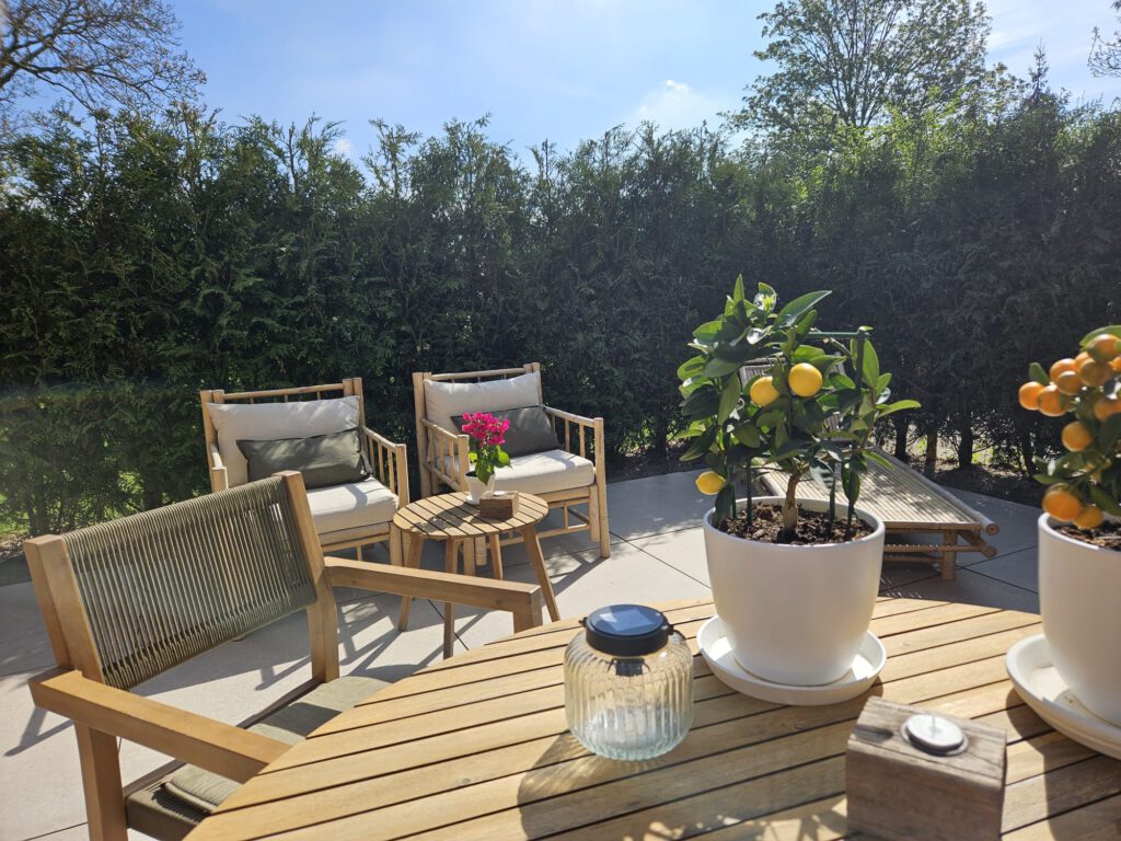 Zonnig terras met veel privacy bij B&B Bij ons in het bos