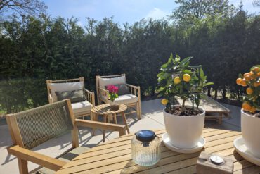 Tarieven overnachten Bed and Breakfast Bij ons in het bos. Zonnig terras met veel privacy bij vakantiehuis B&B Bij ons in het bos in Bergen op Zoom in Noord-Brabant