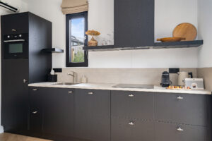 Luxe volledig ingerichte keuken met inductie kookplaat, oven, vaatwasser , oven en magnetron bij benb Bij ons in het bos in Brabant