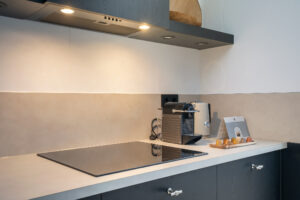 Luxe volledig ingerichte keuken met inductie kookplaat, oven, vaatwasser , oven en magnetron bij b en b Bij ons in het bos in Brabant
