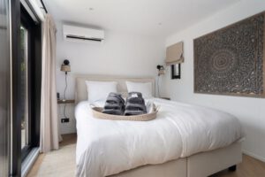 Slaapkamer met groot tweepersoonsbed met luxe matrassen bij b en b Bij ons in het bos in Brabant