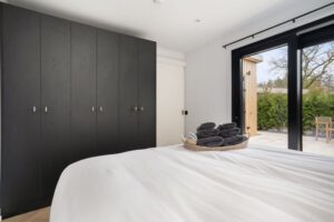 Slaapkamer met groot tweepersoonsbed met luxe matrassen bij b en b Bij ons in het bos in Brabant