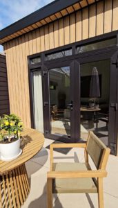 Vakantiehuis met zonnig terras met veel privacy en eigen opgang bij benb Bij ons in het bos in Bergen op Zoom in Brabant, vlakbij Zeeland