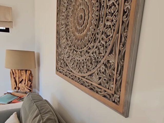 Luxe woonkamer met volledig ingerichte keuken in B&B Bij ons in het bos in Bergen op Zoom