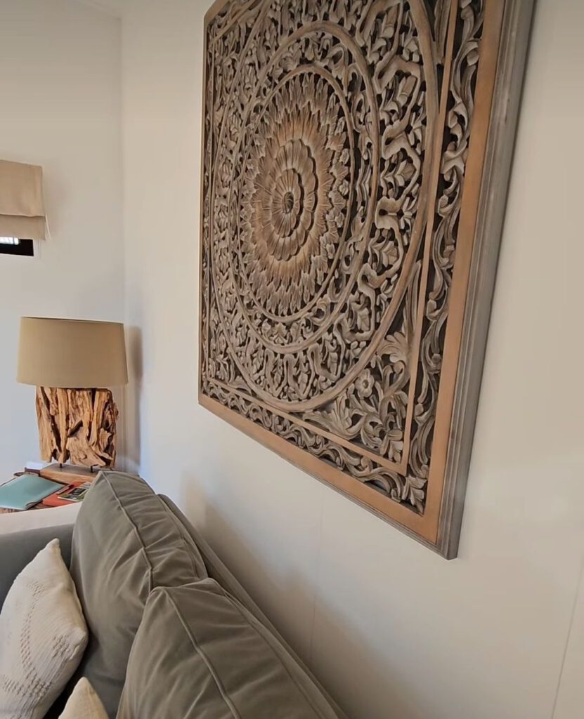 Luxe woonkamer met volledig ingerichte keuken in B&B Bij ons in het bos in Bergen op Zoom
