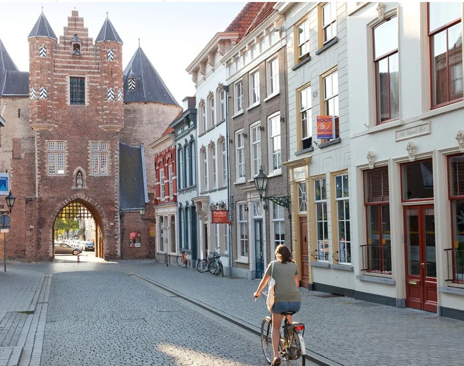 Fietsen door het centrum van Bergen op Zoom