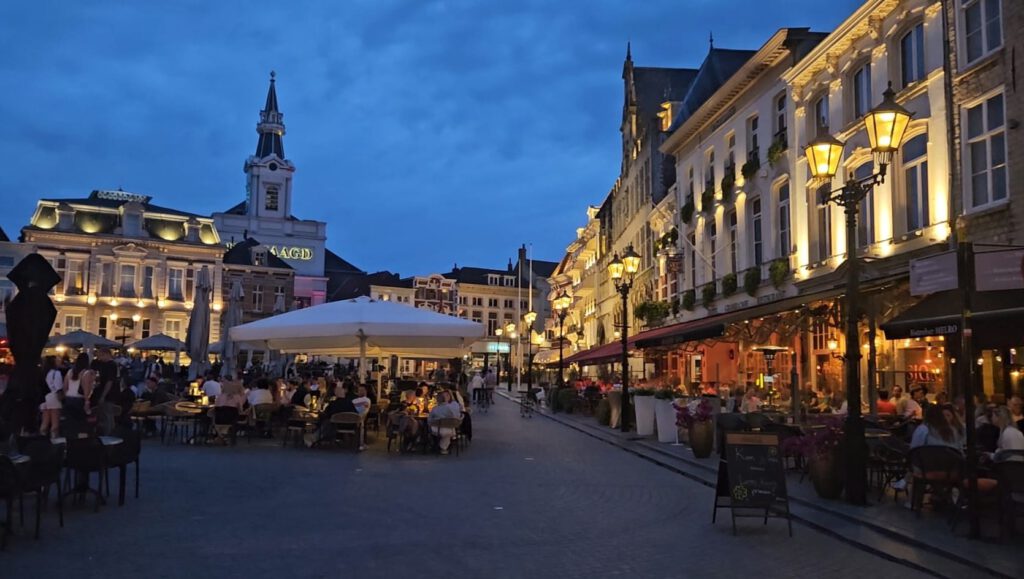 De Grote Markt met gezellige terrassen in Bergen op Zoom